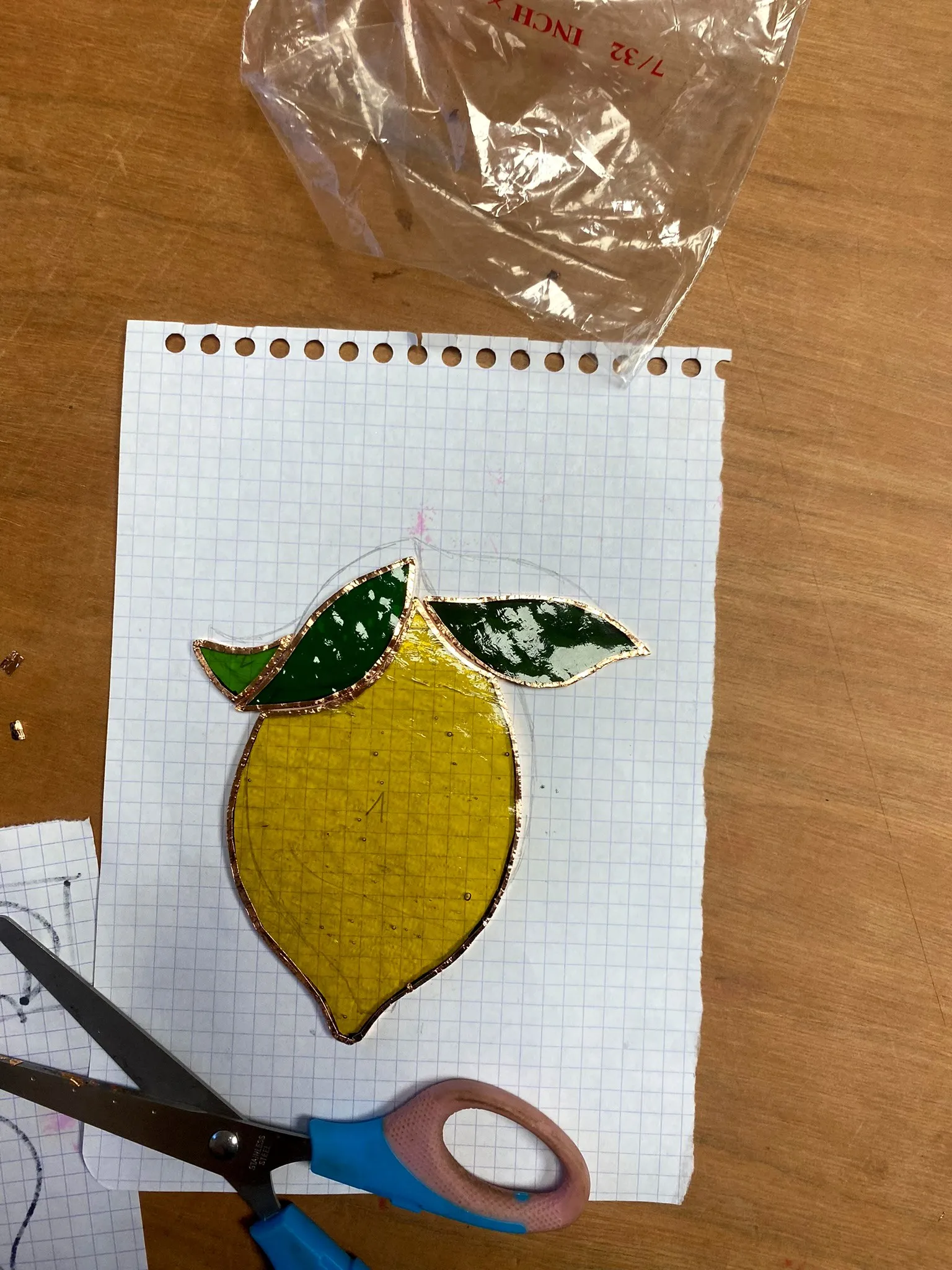 Pose du ruban de cuivre autour d’une pièce de verre
