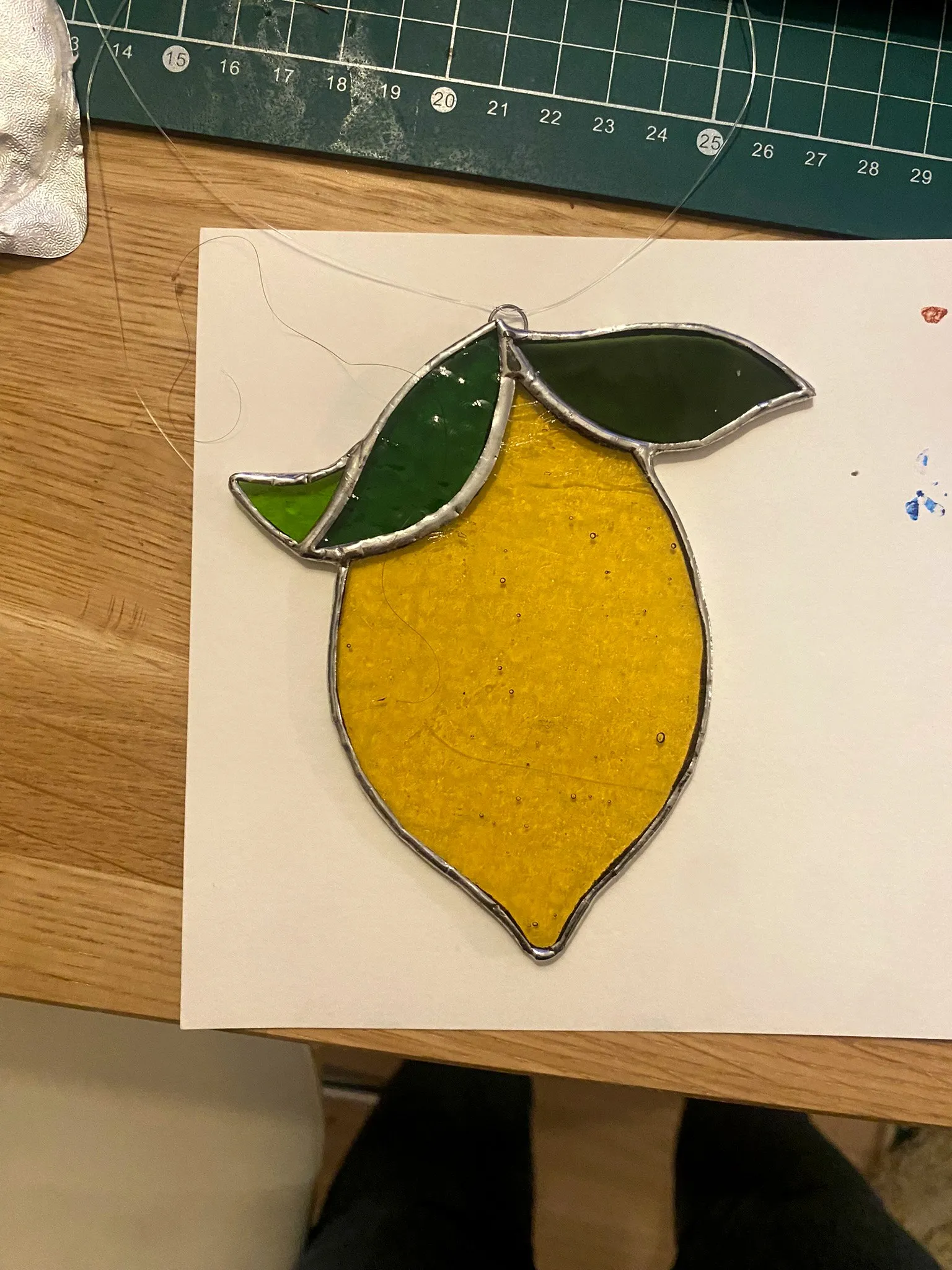 Citron en vitrail terminé, verre jaune et feuilles vertes