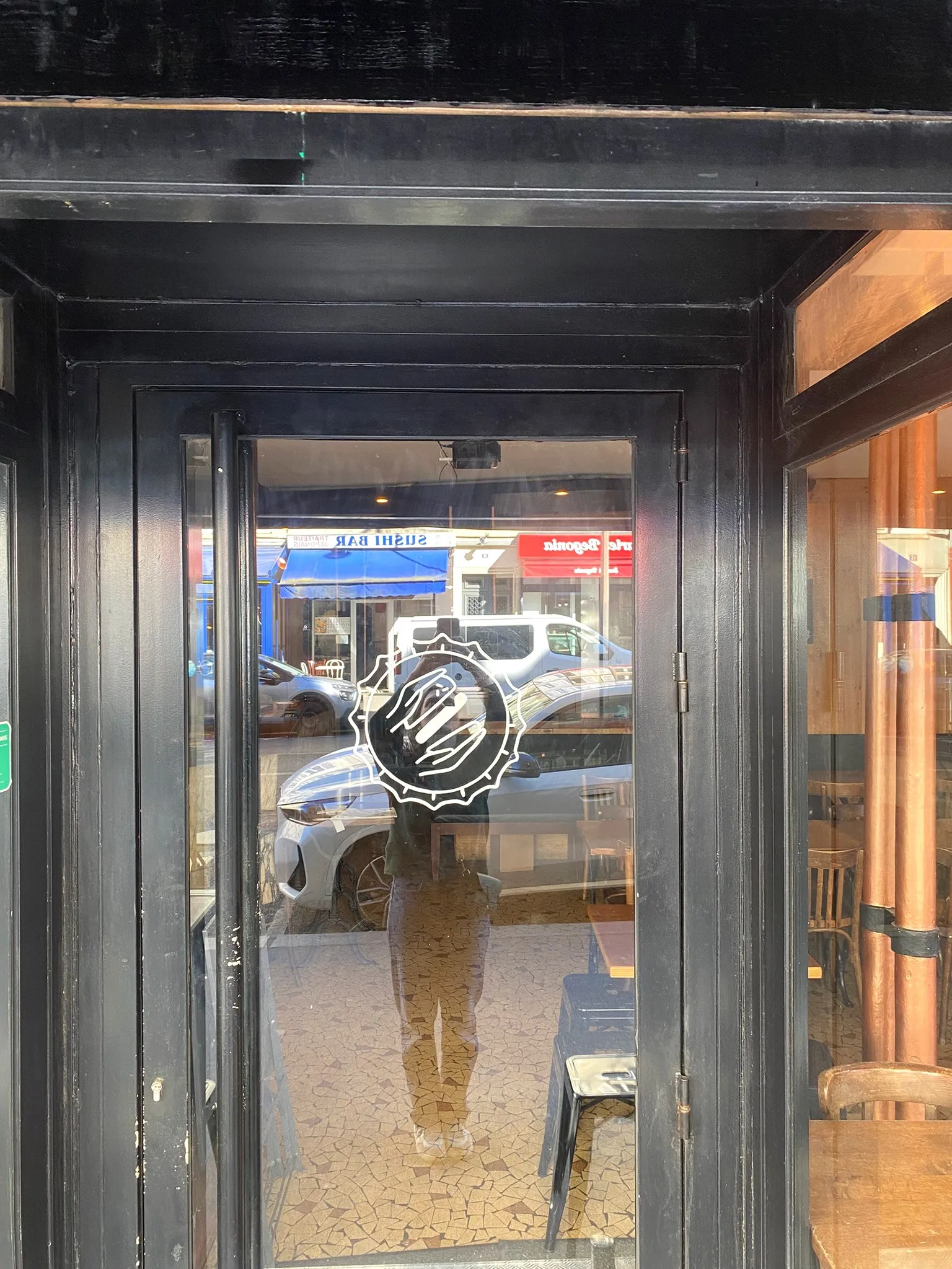 Le logo de La Clap terminé sur la porte d’entrée vitrée