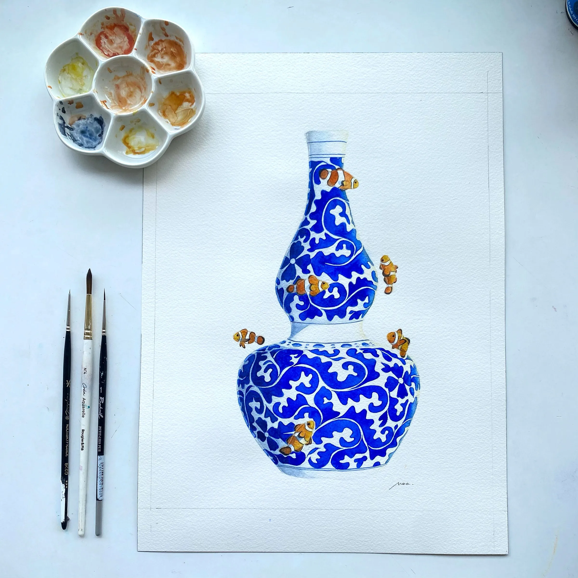 Vase double gourde en porcelaine bleue orné de poissons-clowns, aquarelle