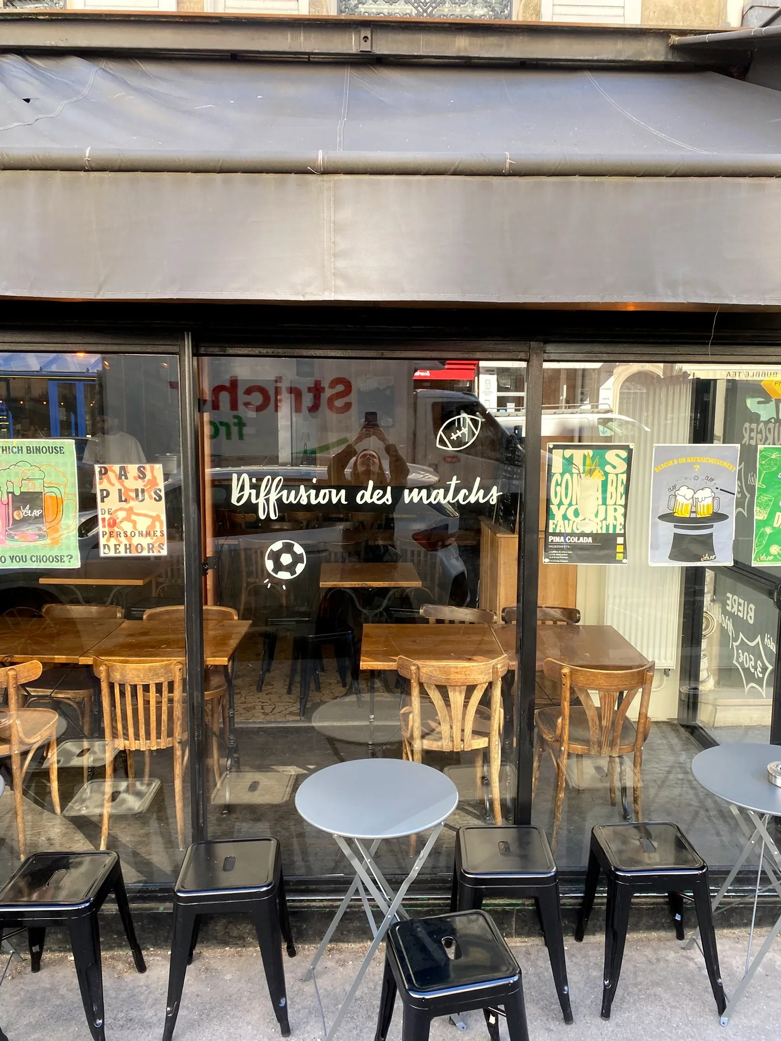Vitrine « Diffusion des matchs » avec un ballon de foot