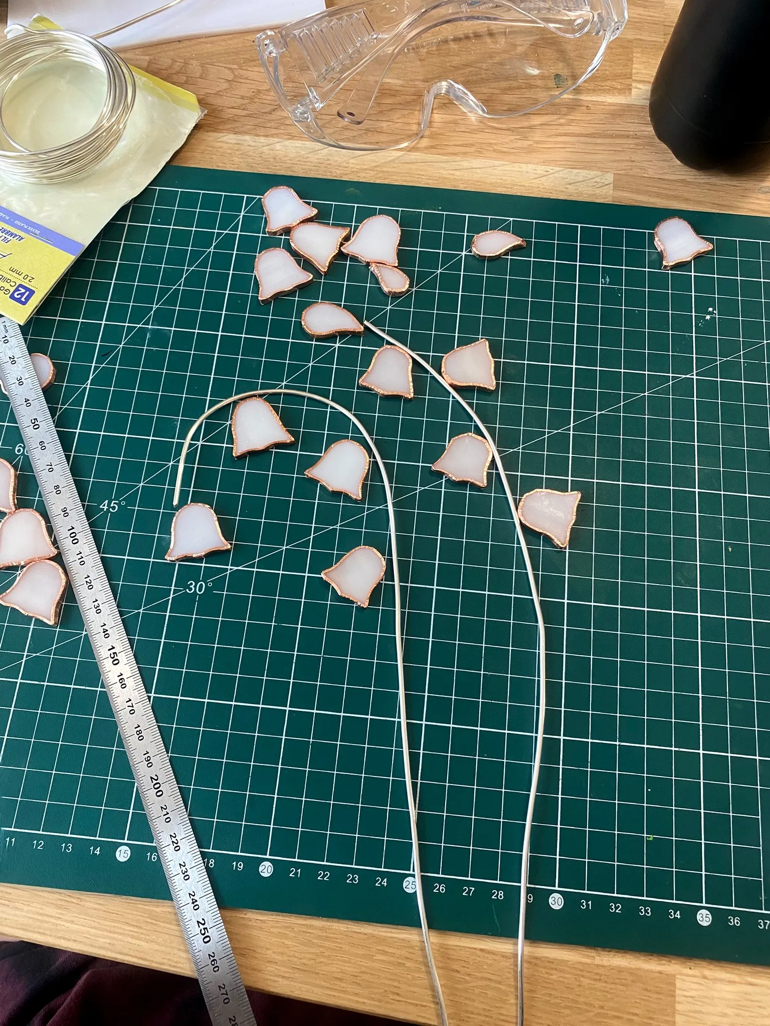 Assemblage du brin de muguet en verre