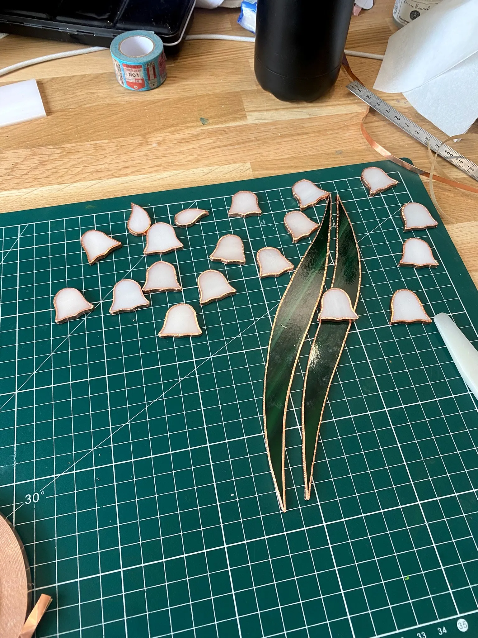 Clochettes de verre cerclées de cuivre