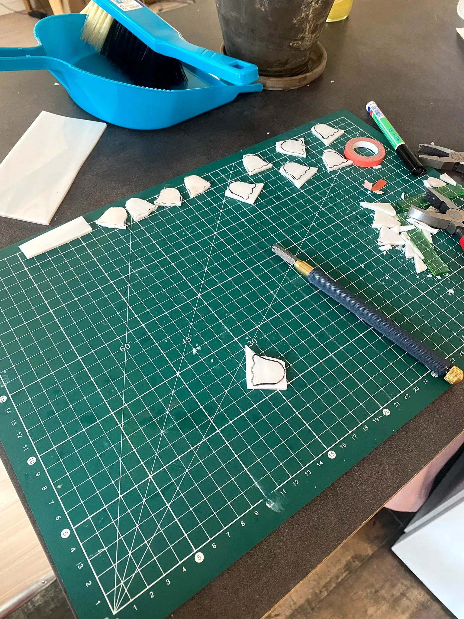 Découpe des petites pièces de verre