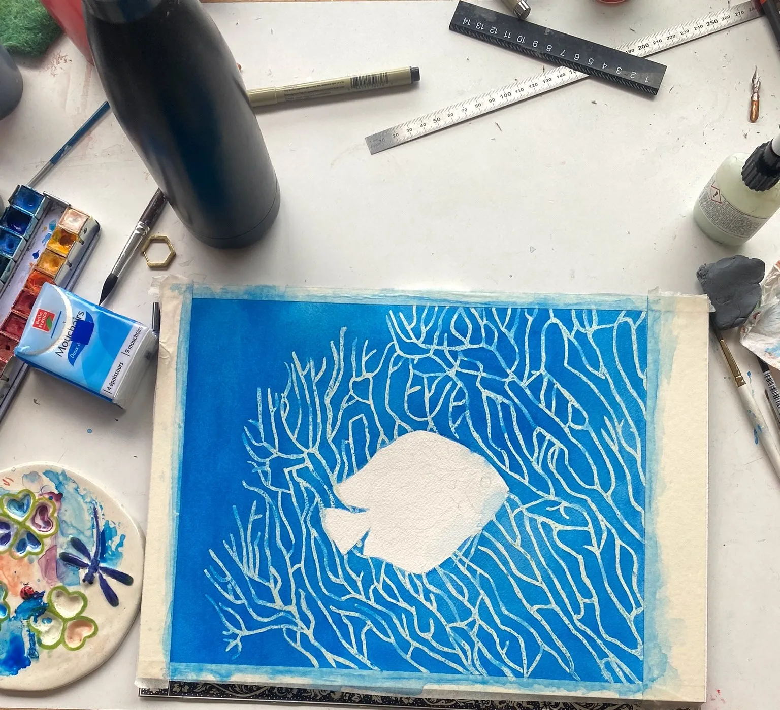 Fond bleu réservé autour du poisson