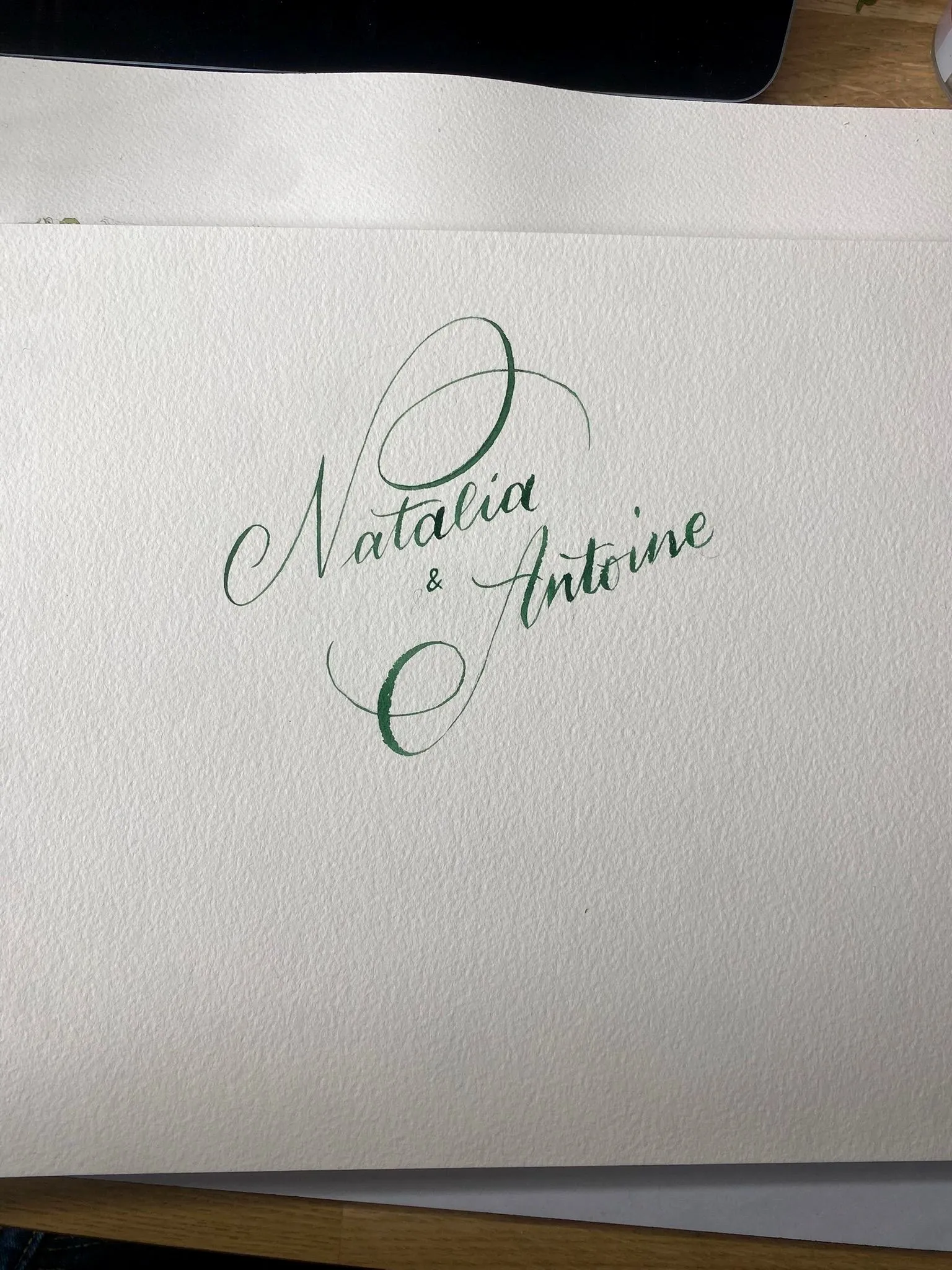 Les prénoms Natalia et Antoine, à la calligraphie à l’encre verte