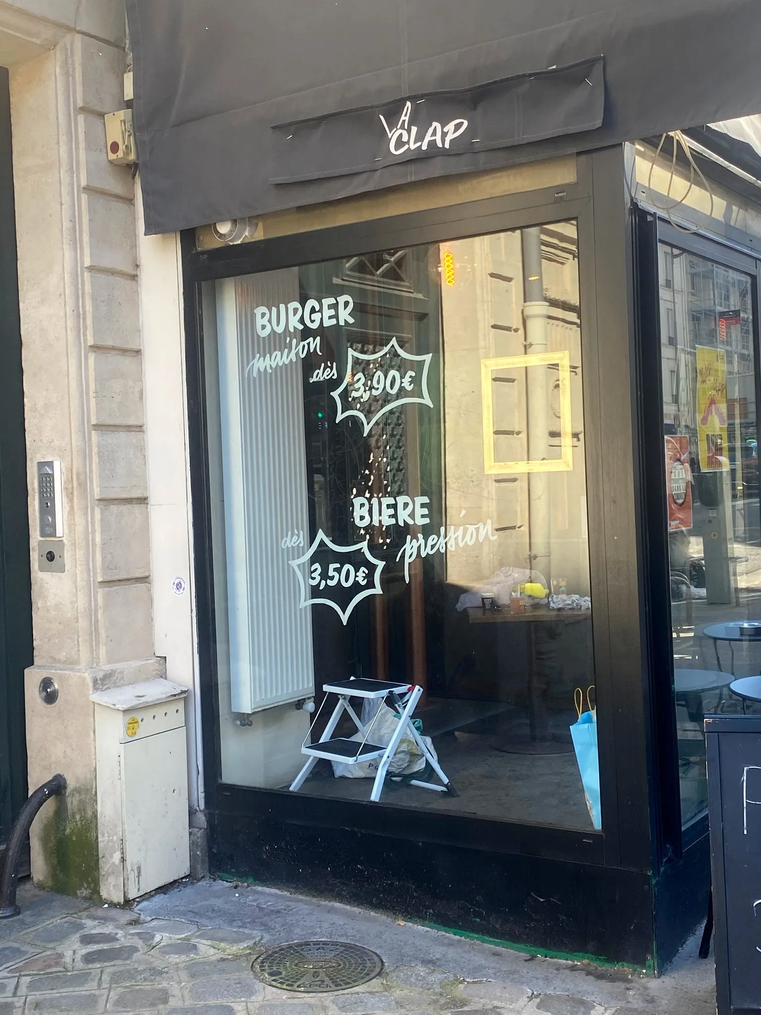 Première vitrine terminée, lettrage blanc « Burger maison » et « Bière pression »