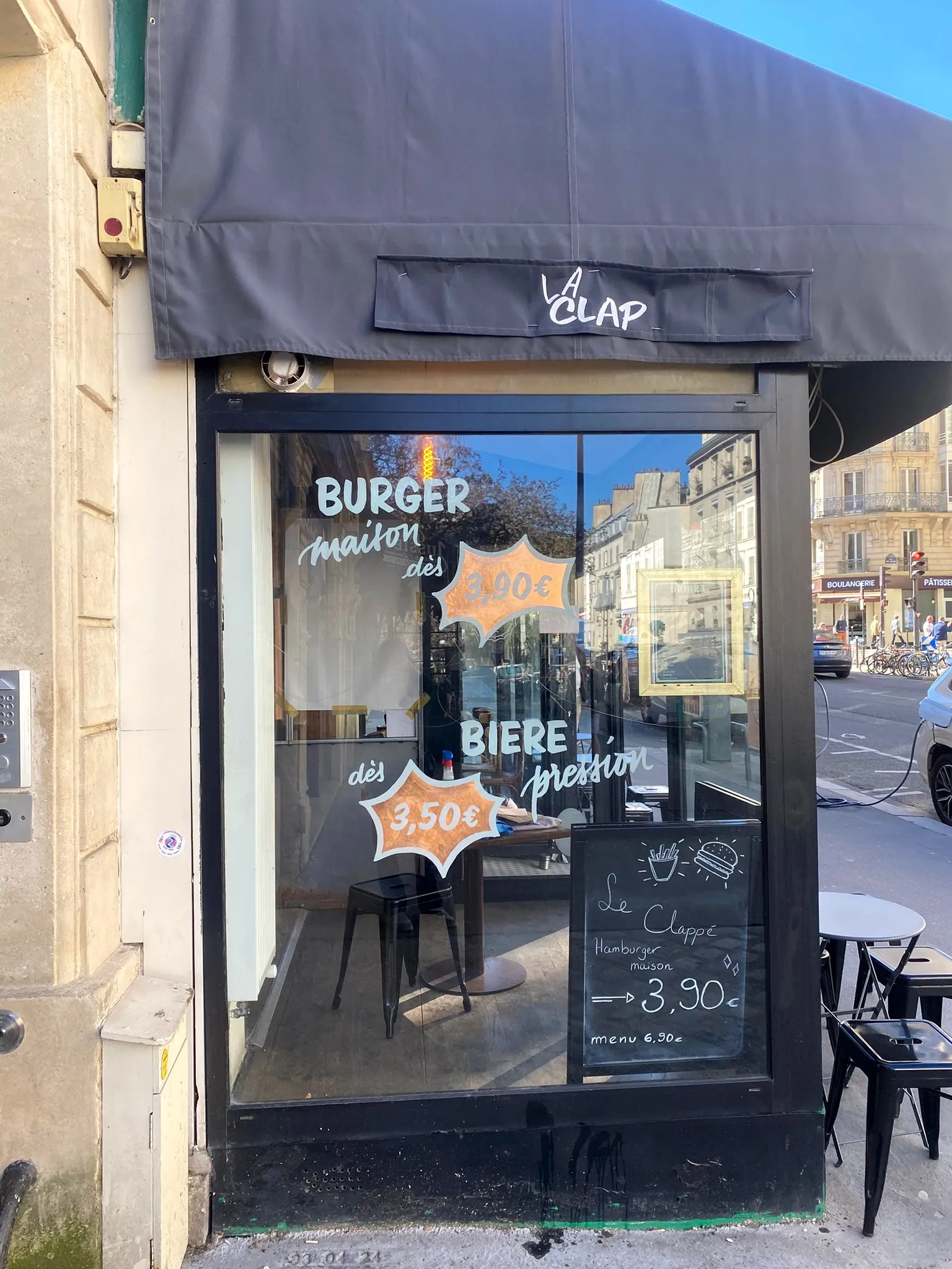 Vitrine La Clap, bulles de prix dorées au cuivre